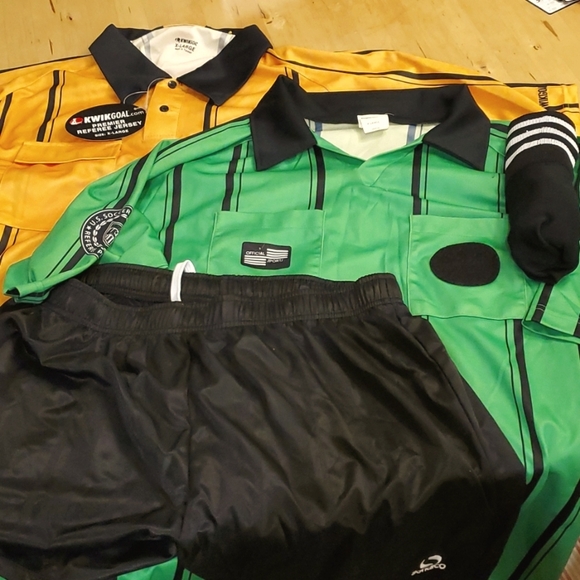 3 Soccer Referee Polos + 1 pair of shorts - Picture 1 of 8